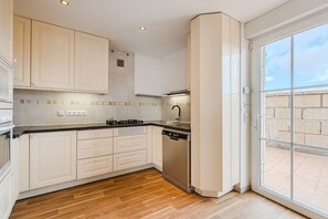 Réfrigérateur, four, lave-vaisselle, cafetière/bouilloire