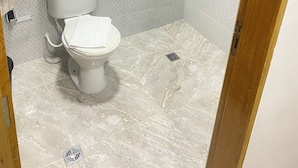 Shower, towels, soap, shampoo - Pousada Sagrada Devoção  (Aparecida)