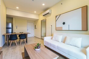 Apartamento, balcón, vistas a la ciudad | Zona de estar