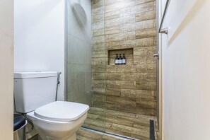 Apartment, Balkon, Stadtblick | Badezimmer