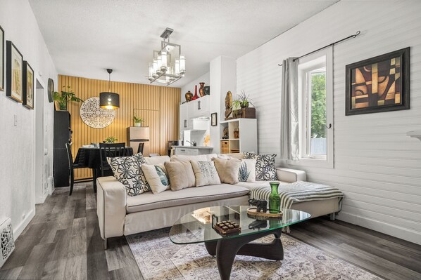 Smart TV, fireplace - Downtown Den | Steps Away from Worlds Largest Dino (Drumheller)