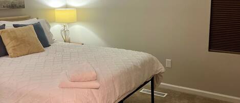 2 chambres, fer et planche à repasser, Wi-Fi, draps fournis