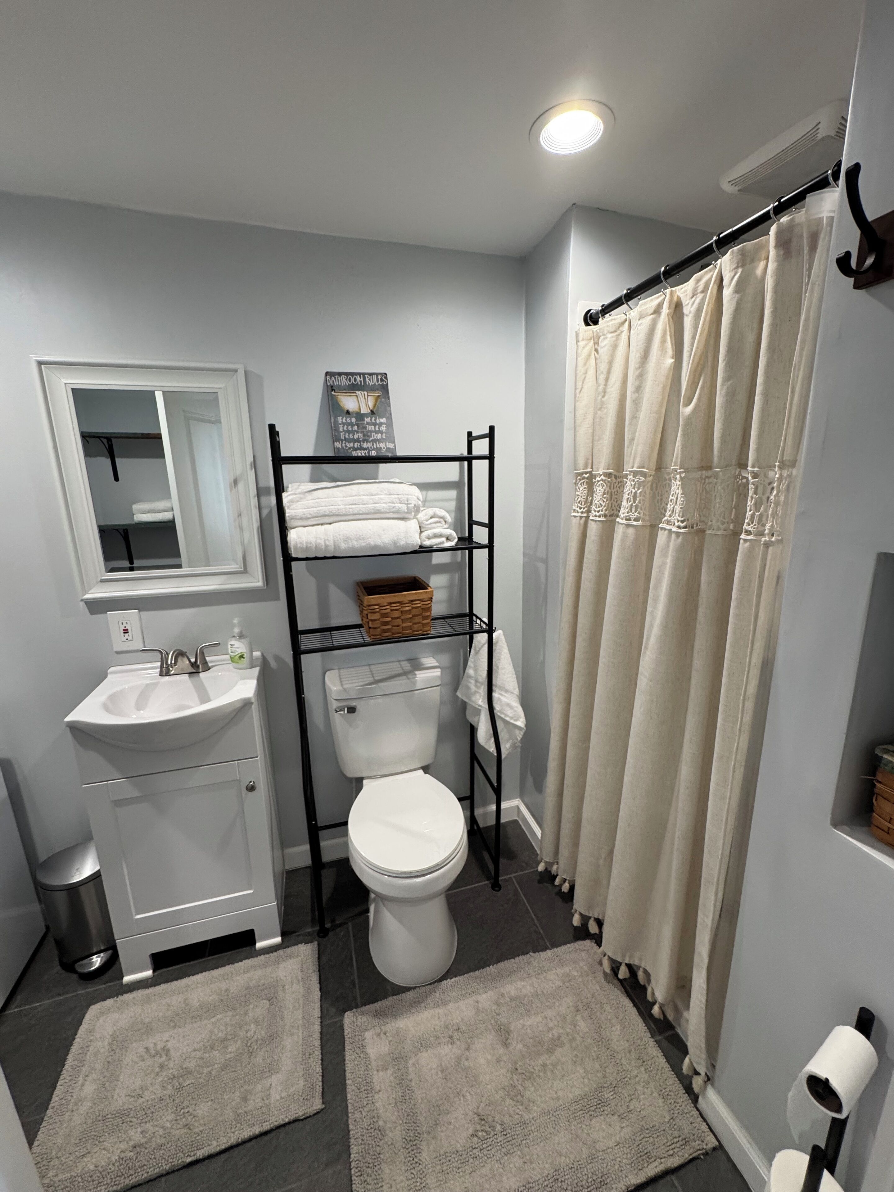 Douche, serviettes fournies, savon, papier toilette