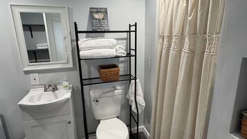 Douche, serviettes fournies, savon, papier toilette