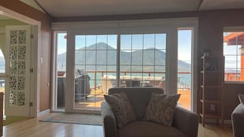 Smart TV, chimenea, mesa de ping pong, libros