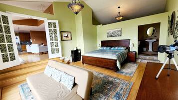 Smart-tv, pejs, bordtennisbord, bøger