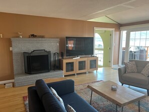 Smart TV, chimenea, mesa de ping pong, libros