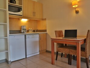 Fridge, microwave, dishwasher, cookware/dishes/utensils - Le Vallon by Interhome (Grospierres)