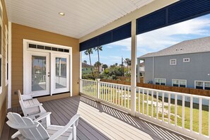 Terrace/patio - Spacious 4 Bedroom House w/ Private Pool & Bayview (South Padre Island)