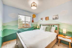 3 bedrooms, iron/ironing board, WiFi, bed sheets - Music Themed 3-bedroom house with WiFi, AC and easy access to FT Carson (Fountain)