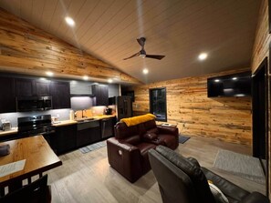 Frigorífico, microondas, horno y placa de cocina