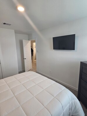 4 bedrooms, iron/ironing board, WiFi, bed sheets