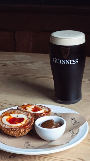 Food and drink - Private Room Above The Silks Pub (Room 2) (Ogbourne Saint Andrew)