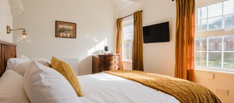 Idyllic Foodie Retreat above The Silks Pub