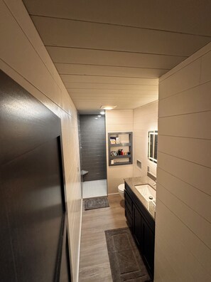 Douche, sèche-cheveux, serviettes fournies, savon