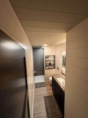 Shower, hair dryer, towels, soap - Mother In Law Wilderness Suite (Cook)