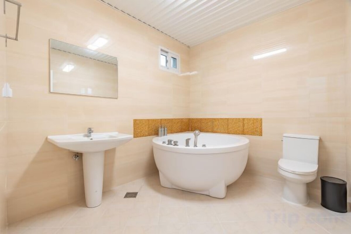 Bathroom | Shower, towels, soap, shampoo