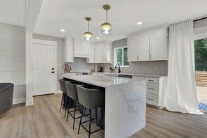 Køleskab, mikrobølgeovn, ovn, kogeplade