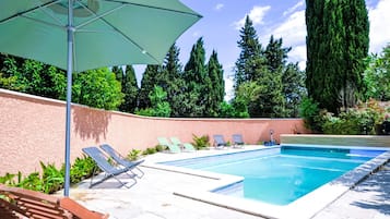 Een verwarmd zwembad