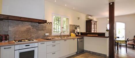 Réfrigérateur, micro-ondes, four, lave-vaisselle