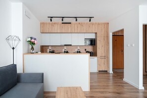 Smart TV - Rewolucji Apartment - 52m2, Parking, Balcony - by Rentujemy (Lódz)