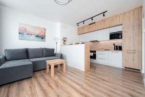 Smart TV - Rewolucji Apartment - 52m2, Parking, Balcony - by Rentujemy (Lódz)