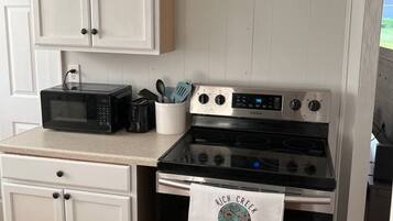 KĂŒhlschrank, Mikrowelle, Ofen, Herdplatte