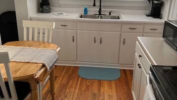 KĂŒhlschrank, Mikrowelle, Ofen, Herdplatte