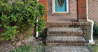 Charming 2-bedroom house with WiFi, AC in tranquil Rich Creek.