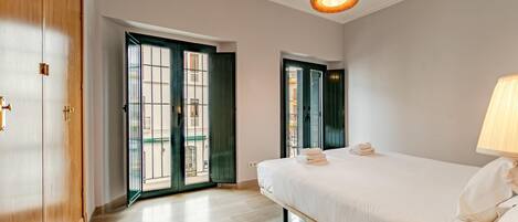 2 slaapkamers, een strijkplank/strijkijzer, internet, beddengoed