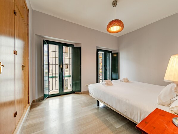 2 bedrooms, iron/ironing board, internet, bed sheets