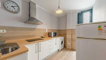 Fridge, microwave, oven, coffee/tea maker