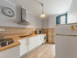 Fridge, microwave, oven, coffee/tea maker