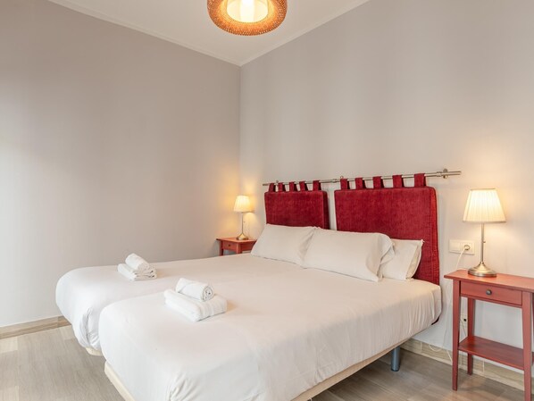 2 chambres, fer et planche à repasser, accès Internet, draps fournis