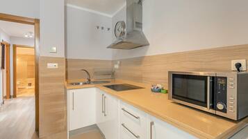 Réfrigérateur, micro-ondes, four, cafetiÚre/bouilloire