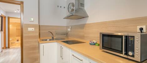 Refrigerador, microondas, horno y cafetera y tetera