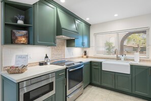 Refrigerador, microondas, horno y parrilla de estufa