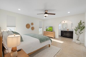 4 bedrooms, iron/ironing board, travel crib, free WiFi - Saguaro Sunsets - Pool, Hot tub, Arcade Room, BBQ, Firepit, Mini Golf (Scottsdale)