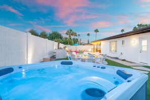 Terrace/patio - Saguaro Sunsets - Pool, Hot tub, Arcade Room, BBQ, Firepit, Mini Golf (Scottsdale)