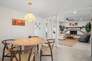 Interior - Saguaro Sunsets - Pool, Hot tub, Arcade Room, BBQ, Firepit, Mini Golf (Scottsdale)