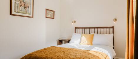 1 bedroom, desk, free WiFi, bed sheets