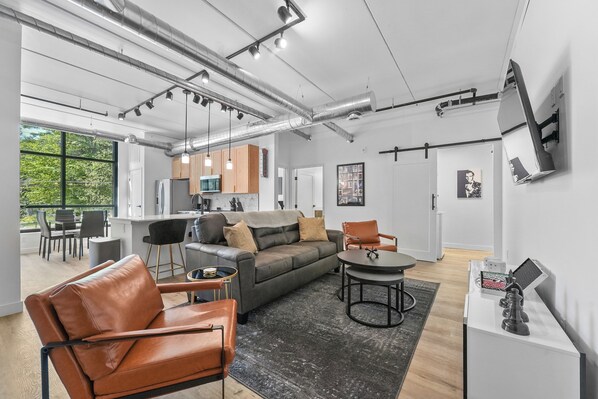 Smart TV - Rooftop Hot Tubs Eastside 221 Traverse City (Traverse City)