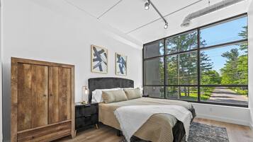 2 bedrooms, travel cot, WiFi, bed sheets