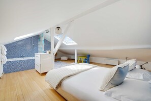 4 bedrooms, iron/ironing board, Internet, bed sheets