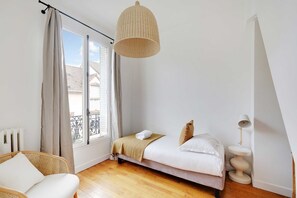 4 bedrooms, desk, iron/ironing board, travel crib