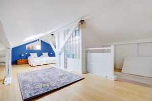 4 slaapkamers, een bureau, een strijkplank/strijkijzer, reisbedje