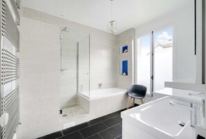 Shower, hair dryer, towels