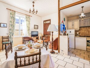 Réfrigérateur, four à micro-ondes, un four, lave-vaisselle