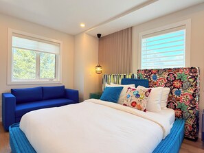 3 quartos, escrivaninha, ferros/tábuas de passar roupa, berço de viagem