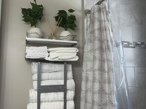 Haartrockner, Handtücher, Seife, Toilettenpapier